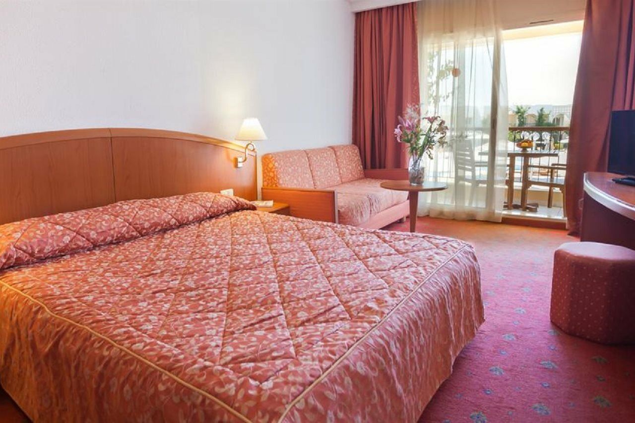 El Mouradi Gammarth Hotel Exterior photo A typical hotel room